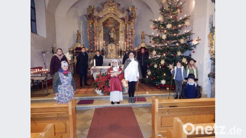Maria, Josef, das Jesuskind, der Wirt, die Hirten (vorne), die Musiker (hinten) und links Doris Drexler Bild: amö