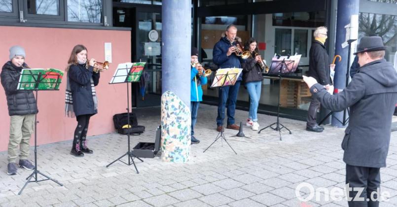 Musikalisch umrahmte die Feier mit weihnachtlichem Liedgut eine Trompetengruppe der Musikschule unter Leitung von Joachim Steppert. Bild: do