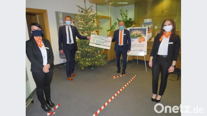 5500 Euro spendet die Raiffeisenbank an Vereine und Institutionen in Altenstadt. Bürgermeister Ernst Schicketanz (hinten, links) nimmt im Beisein des Teams Altenstadt den Scheck von Hans Hart (hinten, rechts) entgegen Bild: adj