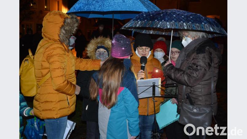 Fünf Viertklässler erzählten die Weihnachtsgeschichte in verschiedenen Szenen. Bild: jr