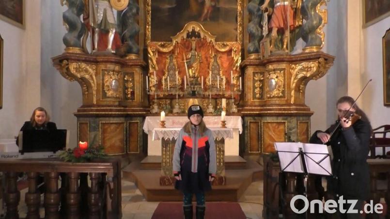 Stefanie Schreyer (links am E-Piano), Franziska Schreyer (Mitte) und Leontien Luber (rechts, Geige) ließen ihre Lieder in der Wallfahrtskirche St. Barbara auf dem Exlberg erklingen. Bild: hir