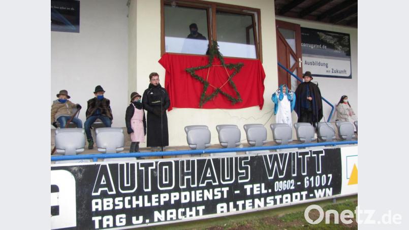 Die katholische Pfarrei Weiherhammer hat alle Probleme gemeistert und am Heiligen Abend am Fußballplatz ein Krippenspiel aufgeführt. Ulrike Rauch hatte mit einigen Kindern aus Weiherhammer das Geschehen der Heiligen Nacht einstudiert. Bild: sei