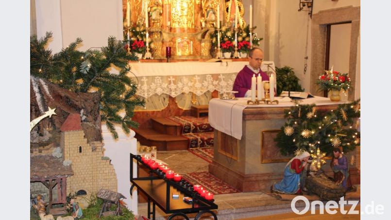 Den Gottesdienst an Heiligabend musste Pfarrer Armin Mayerhofer doch in die Kirche verlegen. Bild: kro