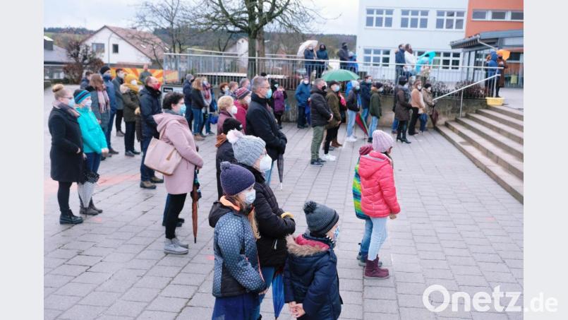 Auch dunkle Regenwolken hielten die zirka 100 Eschenbacher nicht davon ab, das Krippenspiel im Freien auf dem Schulgelände des Gymnasiums zu besuchen. Bild: do