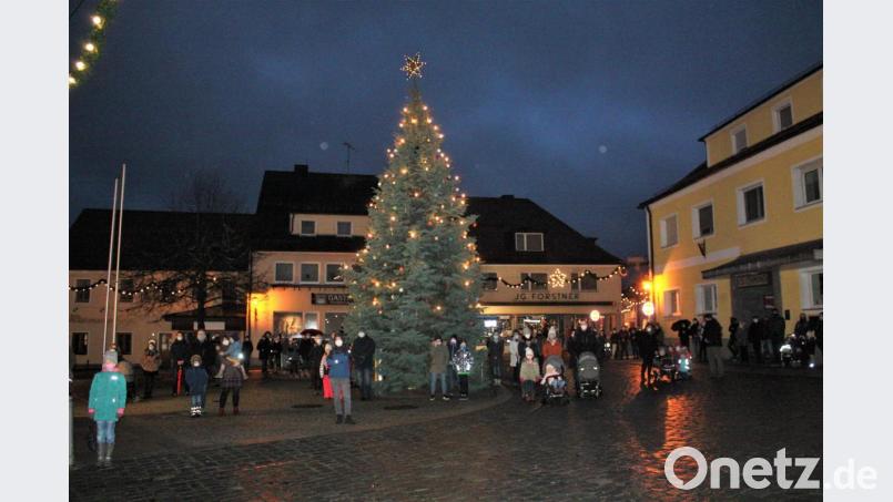 Über den ganzen Marktplatz verteilt verfolgten Familien die Inszenierung des Schattenspiels auf einem Podium vor dem Lebzelterhaus. Bild: lg