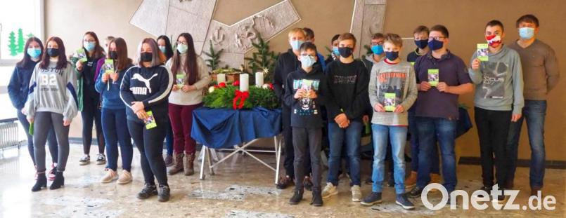 Stolz präsentierten die Mädchen und Buben der siebten Klasse ihre Ausweise, die nach bestandener Prüfung erhalten hatten. Bild: njn