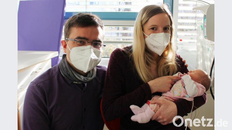 Mama Melanie und Papa Johannes aus Marktredwitz freuen sich über ihr Christkindl Sophia. Bild: Michael Reindl/ Kliniken Nordoberpfalz AG