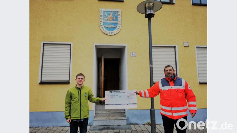 Schützenmeister Alexander Schmucker übergibt an HvO Georg Rauch einen Scheck in Höhe von 300 Euro. Bild: gz