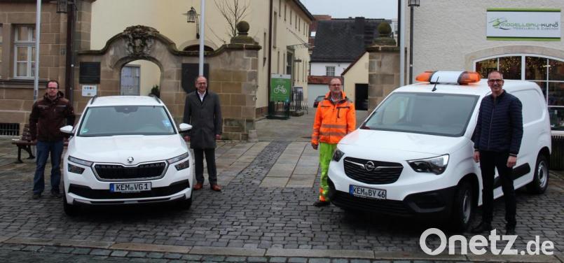 &quot;Ganz in ´Weiß&quot; präsentierten sich die neuen Fahrzeuge von VG und Kläranlage für (von links) Andreas Gallei (Bauamt), Bürgermeister Roman Schäffler, Martin Zenker (Kläranlage) und Michael Memmel. Bild: stg