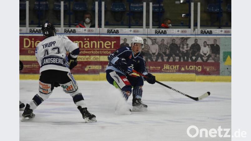 Die Blue Devils feierten am zweiten Weihnachtsfeiertaq beim HC Landsberg einen 3:2-Erfolg. Edgars Homjakovs (rechts, Szene aus dem Hinspiel) gelang bereits nach 38 Sekunden der Führungstreffer für die Weidener. Archivbild: gb