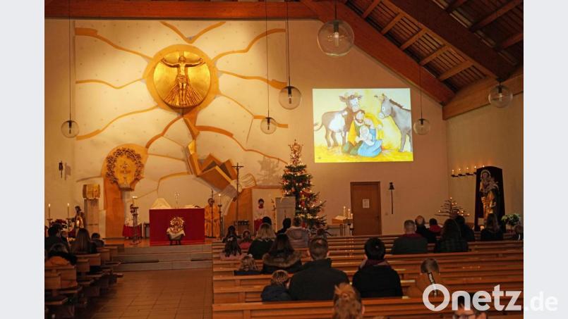 „Jesus wird geboren“ hieß das Krippenspiel in der Kinderchristmette. Auf großem Bild an der Wand wurde die Weihnachtsgeschichte bis zur Geburt Christi in Bildern gezeigt - 19 Kinder sprachen dazu daheim aufgenommene Texte. Bild: fvo
