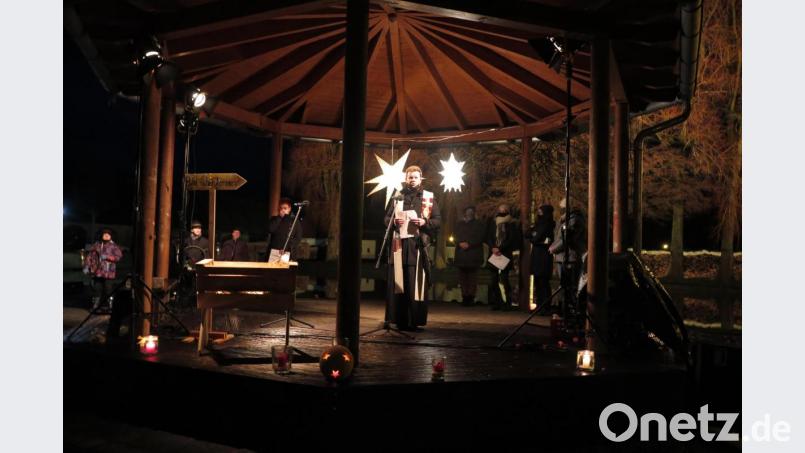 „Möge Gott uns Frieden schenken in dieser Heiligen Nacht“ betete Stadtpfarrer Thomas Kraus am Ende der weihnachtlichen Andacht auf dem Eisweihergelände. Bild: jzk