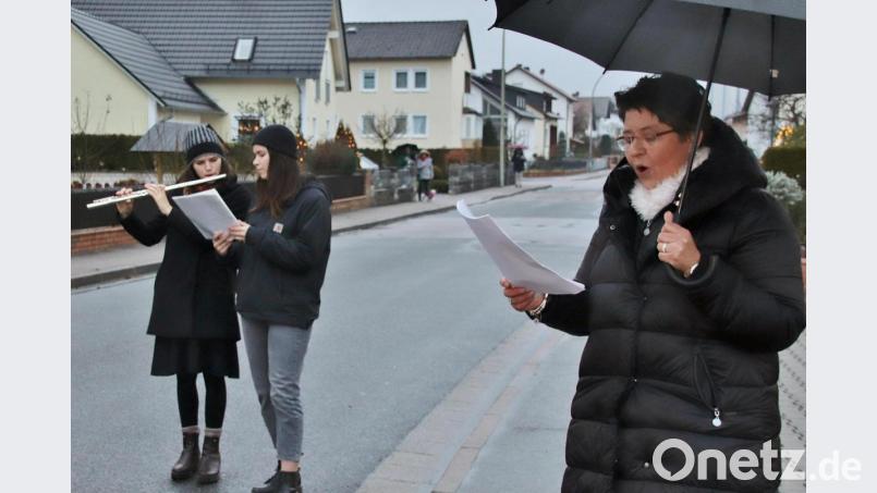 Manuela Pürzel-Lehner (rechts) entwickelte nicht nur die Idee für das weihnachtliche Nachbarschaftssingen, sie wählte auch die Lieder aus und gab den Ton an. Bild: Thomas Dobler