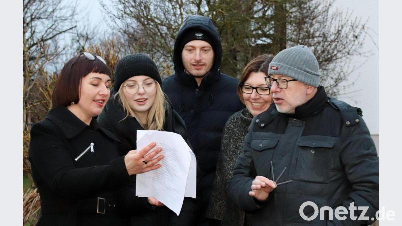 Das gemeinsame Singen von Weihnachtsliedern holte im Schwandorfer Ortsteil Dachelhofen am Heiligen Abend die Familien aus den Häusern Bild: Thomas Dobler