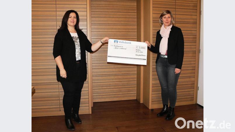 Hilfe für Mitmenschen in Not: Geschäftsführende Verlegerin Viola Vogelsang-Reichl von Oberpfalz-Medien (rechts) überreicht Lichtblicke-Schirmherrin Claudia Grillmeier einen Scheck in Höhe von 5000 Euro für die Aktion. Bild: Stefan Malzer/Landratsamt Tirschenreuth/exb