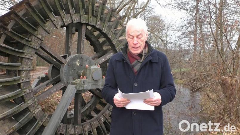 Altbürgermeister Arnold Kimmerl las vor dem Mühlrad die &quot;Geschichte vom Auszug der Ausländer&quot; Bild: hir