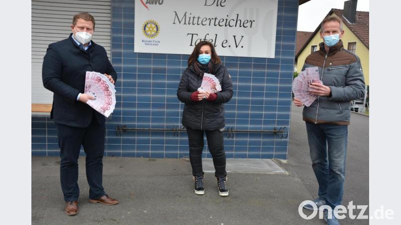 Bike-Station-Gesellschafter Klaus Möhwald (rechts) überreichte an Tafel-Vorsitzende Nicole Fürst 100 Gutscheine a zehn Euro im Gesamtwert von 1000 Euro für die Mitterteicher Tafel. Eingelöst können diese Gutscheine im Mitterteicher Einzelhandel werden. Vermittelt hatte diese vorweihnachtliche Geste Bürgermeister Stefan Grillmeier, der von einer weiteren Stärkung für den Mitterteicher Einzelhandel sprach. Bild: jr