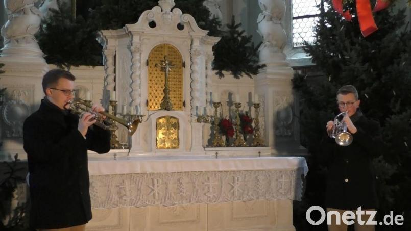 Dominik (links) und André (rechts) Pflaum ließen ihre Trompeten in der barocken Pfreimder Pfarrkirche erklingen. Bild: hir