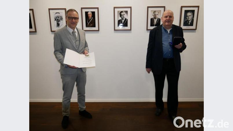 Bürgermeister Bernd Sommer (links) freute sich, dass er die große Ehre hatte, dem langjährigen Stadt- und Kreisrat Rainer Fischer die Kommunale Verdienstmedaille in Bronze zusammen mit einer Urkunde, unterzeichnet von Innenminister Joachim Herrmann, überreichen zu dürfen. Bild: hmr