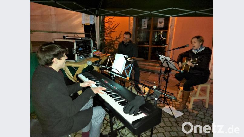 Maria und Christoph Ahlemeyer (von rechts) sowie Florian Schuster begleiteten das Andachtsgeschehen musikalisch. Bild: lg