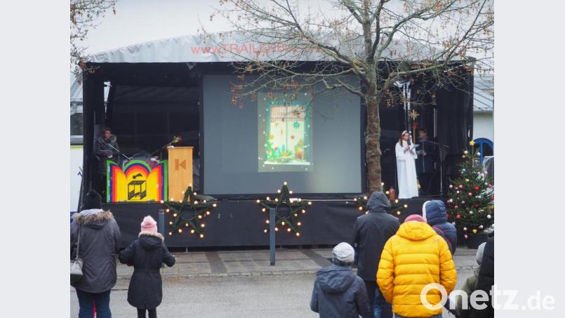 Die Weihnachtsgeschichte wurde mit verschiedenen Rollen vorgetragen Bild: stn