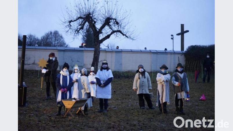 Krippenspiel einmal anders: Das Krippenspiel auf der Wiese beim Friedhof war das bestimmende Element des Freiluft-Familiengottesdienstes. Bild: wel