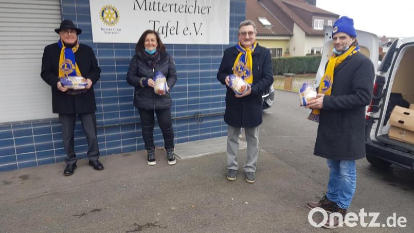 Pastpräsident Albert Saller, Präsident Hans-Jürgen Jokiel und Lions-Mitglied Dominik Neitz (von links.) überreichten der Tafel-Leiterin Nicole Fürst über 70 Enten. Bild: ubb
