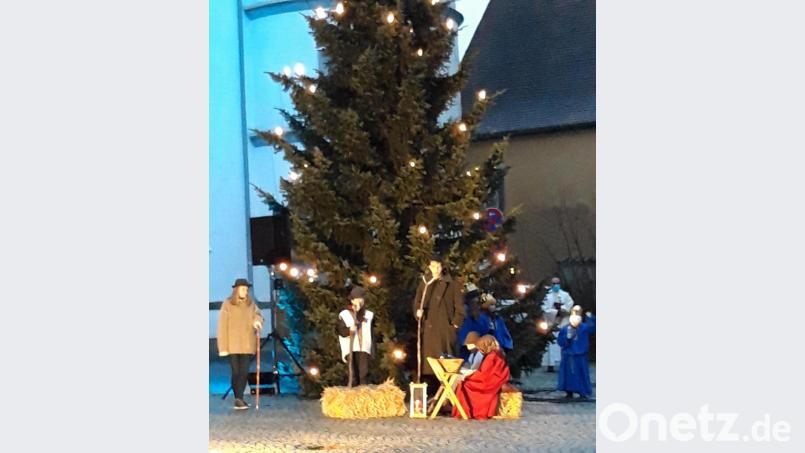 Im Schein des Christbaums führte auch die evangelische Gruppe ein Krippenspiel unter dem Motto &quot;Der Wirt aus Bethlehem&quot; auf. Bild: dob