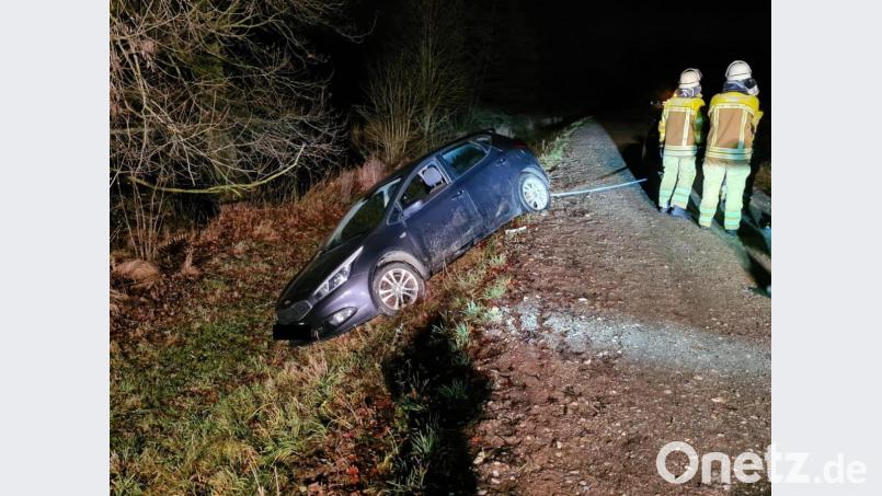 Das Auto der Anglerin ist in den Straßengraben gerutscht. Bild: Polizeiinspektion Weiden/exb