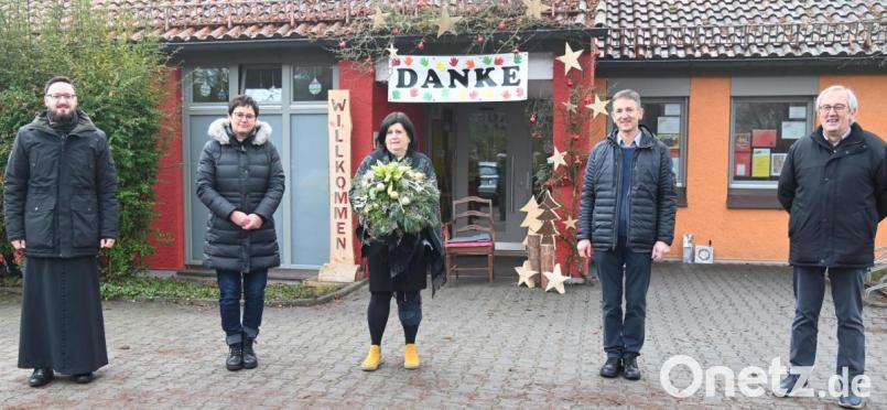 Mit Viel Lob und Dank wurde nach 34 Jahren Kindergartenleitung Angelika Hiltl in den Ruhestand verabschiedet; dabei waren (von links) Pfarrer Johannes Arweck, die neue Leiterin Andrea Kellner, Angelika Hiltl, Erster Bürgermeister Albert Geitner und stellvertretender Landrat Franz Mädler. Bild: gf