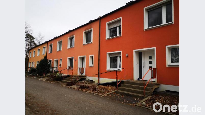 Die Einrichtung "Haus Sonnenblume" in Schwandorf-Dachelhofen ist eine betreute Wohngemeinschaft für Senioren mit Pflegebedarf, die sich als Alternative zum Altenheim sieht. Sie besteht aus den früheren sogenannten Ingenieurshäusern des Bayernwerks.- drei Reihenhäusern, die zusammengelegt worden sind. Bild: td