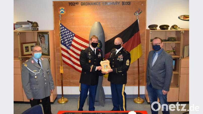 Bei einer Spendenübergabe für deutsche Kriegsgräber von der 702. EOD an den Markt Freihung händigte Stabsfeldwebel d. Res. Gerhard Lindthaler (links) im Beisein von Bürgermeister Uwe König (rechts) das Reservistenbrett für den versetzten Kompaniechef Captain Jordan Smith an First Lieutenant Ray (Zweiter von links) und Kompaniefeldwebel First Sergeant Sean Conley (Zweiter von rechts) aus. Bild: nbu
