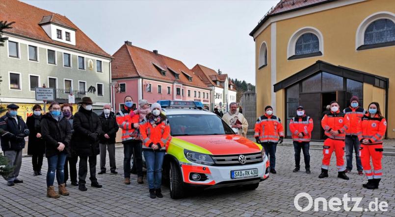 Stolz präsentieren die Helfer vor Ort ihr neues Einsatzfahrzeug - in der Mitte Pfarrer Ertl nach der Segnung und links BRK-Mitglieder Bild: twi
