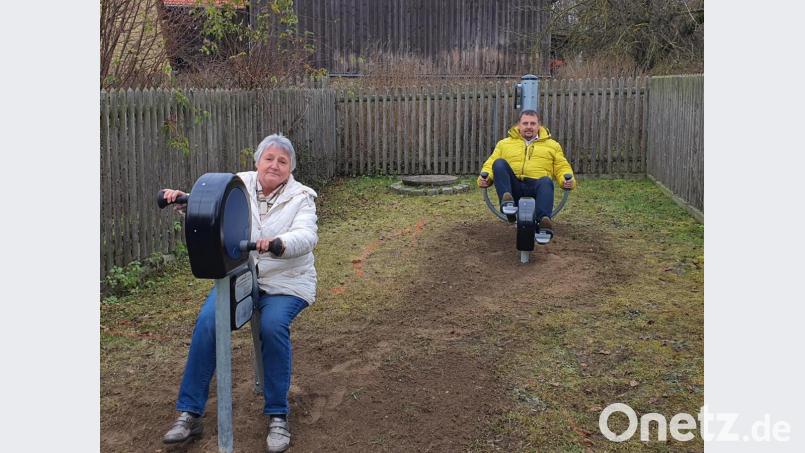 Die Seniorenbeauftragte Johanna Ludwig und ihr Sohn, Bürgermeister Markus Ludwig, machen in der Kneipp-Anlage in Lanz den Praxistest. Bild: Eichl