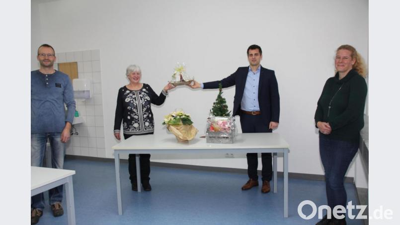 In Anwesenheit von Personalrätin Alexandra Schmid (rechts) und dem Hausmeister der Doktor- Eisenbarth-Schule, Wolfgang Hösl (links), wurde Raumpflegerin Adelheid Spichtinger (Zweite von links) von Bürgermeister Rudolf J. Teplitzky (Zweiter von rechts) in den Ruhestand verabschiedet. Bild: frd