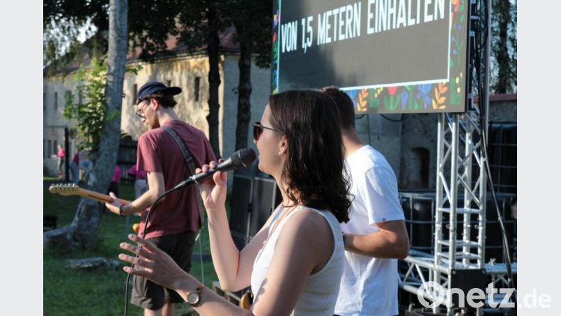 Die Musikinitiative Vohenstrauß (MiVoh) will sich dem Verband für Popkultur in Bayern anschließen, um unter anderem Nachwuchsbands die Möglichkeit zu bieten, aufzutreten. Heuer waren Konzerte wie hier von &quot;Granny Is Back&quot; im Garten der Friedrichsburg wegen Corona eine Seltenheit. Archivbild: Dominik Schelter/exb