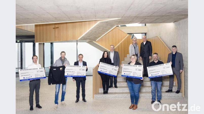 Über einen Spendenscheck in Höhe von jeweils 2000 Euro freuten sich (vorne von links) Wolfgang Knoll von der DJK Falkenberg, Stephan Andörfer vom SV Steinmühle mit IGZ-Geschäftsführer Alfred Meyer, Claudia Grillmeier mit Landrat Roland Grillmeier für die Aktion Lichtblicke, Veronika Höcht von der Blaskapelle Falkenberg und Michael Wirth vom Theaterverein Erbendorf. IGZ-Geschäftsführer Christian Mattes (rechts), Wolfgang Gropengießer mit Ehefrau Martina (hinten) freuten sich, weiteren fünf Initiativen mit einer Geldspende etwas Gutes tun zu können. Bild: Bernd Schoenfelder/exb