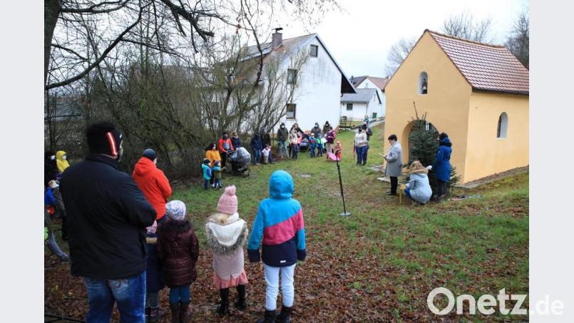 An der Altenstädter Kapelle feierte die katholische Pfarrei mit Gemeindereferentin Roswitha Heining einen Kleinkindergottesdienst. Bild: njn