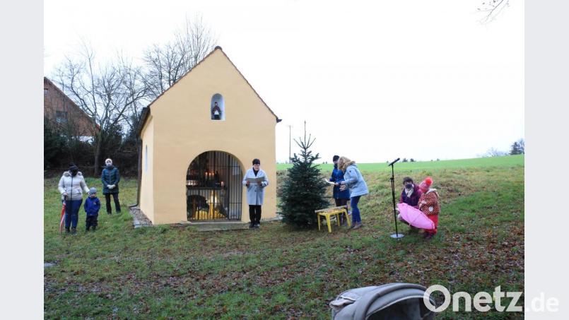 An der Altenstädter Kapelle feierte die katholische Pfarrei mit Gemeindereferentin Roswitha Heining einen Kleinkindergottesdienst. Bild: njn