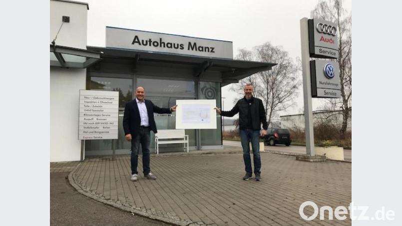 Herbert Manz freut sich über die Auszeichnung der Kfz-Innung durch Innungsgeschäftsführer Stefan Brandl (links) Bild: Robert Huber/exb