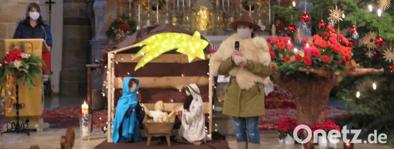 Der Hirte Samuel (Silvia Bauer) war überglücklich, als er nach seiner beschwerlichen Reise das Jesuskind mit Maria und Josef in der Krippe gefunden hat. Bild: jzk