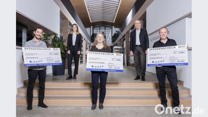 Über einen Scheck freuen sich (vorne, von links) Lino Molter, Hannelore Haberzett und Irek Luczak. Bild: Bernd Schönfelder/exb
