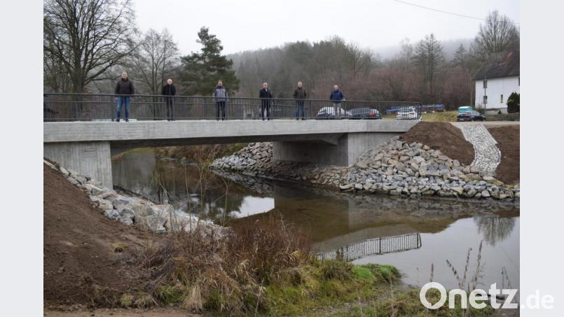 In Oberkonhof wurde die alte Brücke über die Murach abgebrochen und durch einen Neubau ersetzt. Zur der Endabnahme waren Bürgermeister Markus Schiesl und die Vertreter der beteiligten Firmen und Behörden anwesend. Bild: bnr