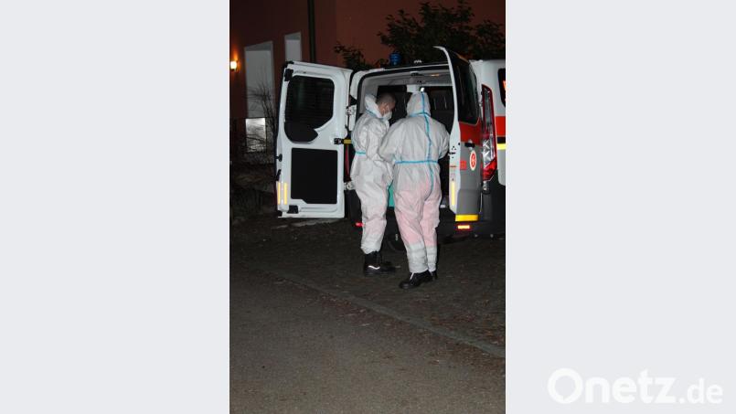 Die Führungsgruppe Katastrophenschutz hat am Sonntag Abend zwei ehrenamtliche Helfer der Johanniter-Ortsverbände Schwarzenfeld und Schwandorf zur Unterstützung bei der Nachtschicht zum "Haus Sonnenblume" abgeordnet, da diese Schicht im Heim sonst nicht hätte besetzt werden können. Bild: Pidrmann/exb