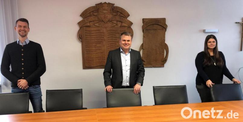 Markus Kindsgrab (links) wird Geschäftsleiter der Stadt Windischeschenbach und Nina Rögner (rechts) ist die neue Kämmerin. Bürgermeister Karlheinz Budnik heißt die beiden Neuen im Team der Stadtverwaltung willkommen. Bild: Stadt Windischeschenbach/exb