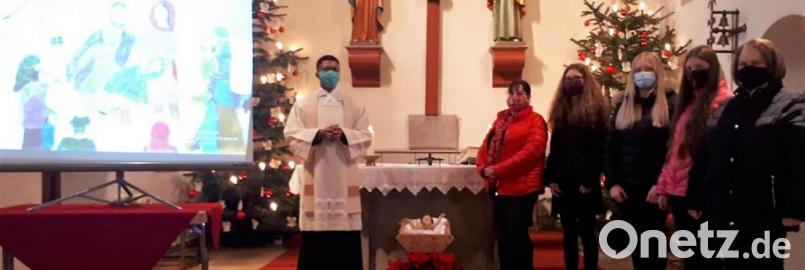 Kaplan Justin Kishimbe dankte dem Krippenspielteam um Sibylle und Sofia Polzin, Melissa Braunreuther, Patricia Polzin und Heidi Braunreuther. Bild: mez