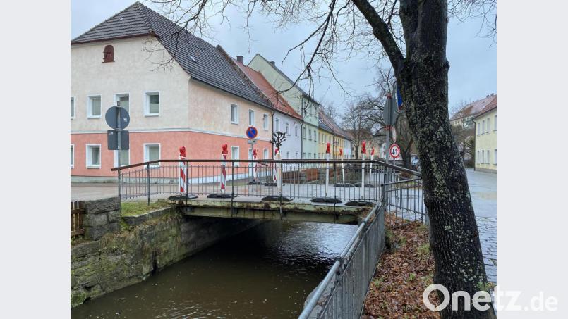 Die Brücke am Feuerwehrhaus bleibt noch eine Weile auf 3,5 Tonnen gesperrt. Die neue Ersatzbrücke ist zur Reparatur, der Belag hat sich gelöst. Erst wenn die Teile erneuert sind, wird der Einbau ausgeschrieben. Bild: Eichl