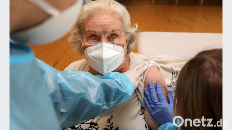&quot;Wenn&#039;s weiter nichts ist&quot;, sagt die 100-jährige Ingeborg Meyer nach dem Piks in den Arm. Sie ist eine der 91 Bewohner des Seniorenheimes, die am Sonntag geimpft wurden. Bild: Wolfgang Steinbacher