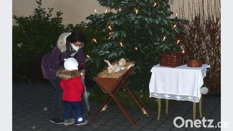 Für das Weihnachtsopfer der Kinder besteht unter dem Christbaum neben der Krippe eine Abgabemöglichkeit. Bild: lgc