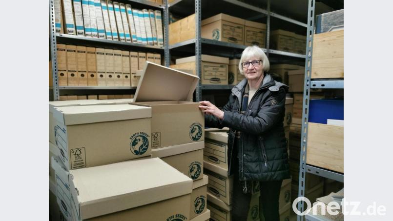 Archivarin Christa Zapf hat derzeit im provisorischen Stadtarchiv in der Nunzenrieder Straße gut zu tun. In Schachteln warten die kommunalen Akten darauf, dass der Archivneubau im Mühlweg fertig wird. Dort kann das „Gedächtnis der Stadt“ übersichtlich in Rollregalen eingelagert werden. Bild: Portner